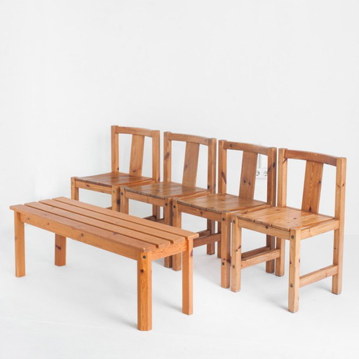 Conjunto de cuatro sillas y banco de estilo escandinavo. Madera de pino. Fabricado por Sotka. Finlandia, (photo 2 of 15)