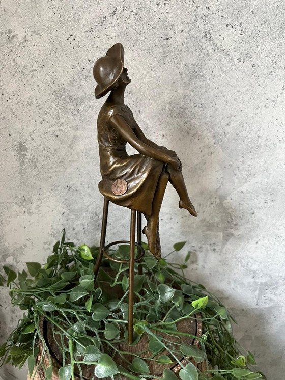 Image 1 of Élégante statue en bronze d'une femme portant un chapeau