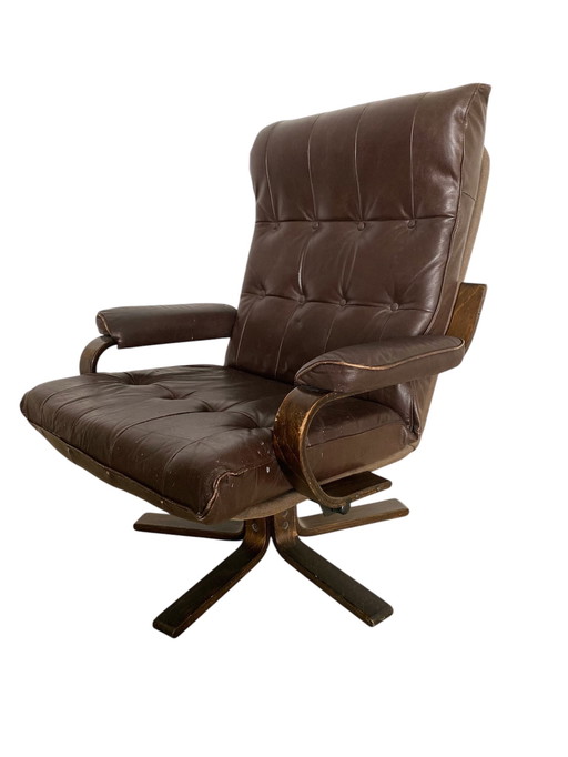 Draaibare fauteuil, gebogen houten frame, bruin leren zitting, Scandinavisch ontwerp ca 1970