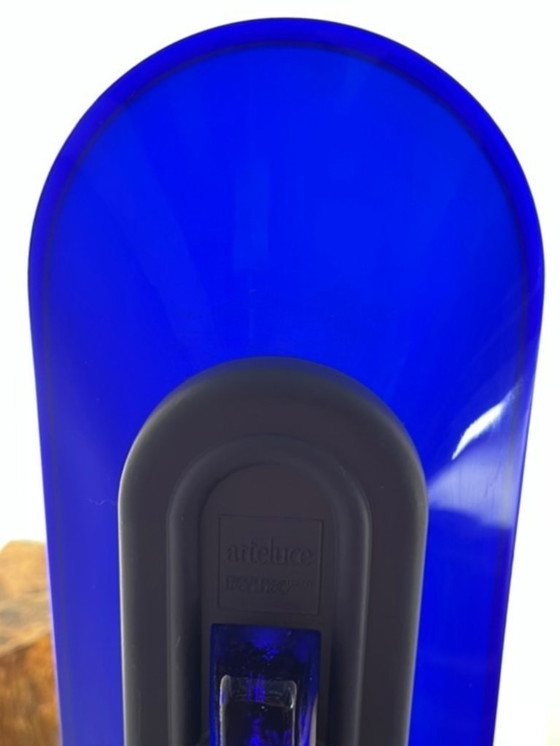 Image 1 of Seltenes Paar Arteluce „Jill“ Stehlampen aus blauem Muranoglas – Italienisches Design aus den 1970er Jahren