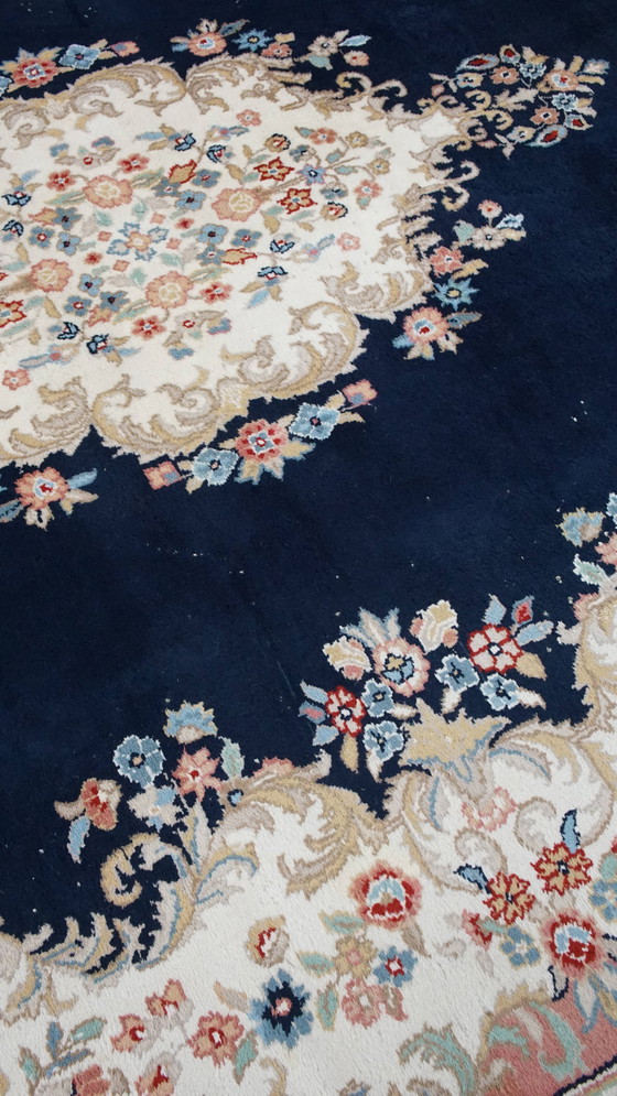 Image 1 of Groot Vintage Kirman Vloerkleed/Tapijt Met Donkerblauwe En Roze Kleuren 328x238cm
