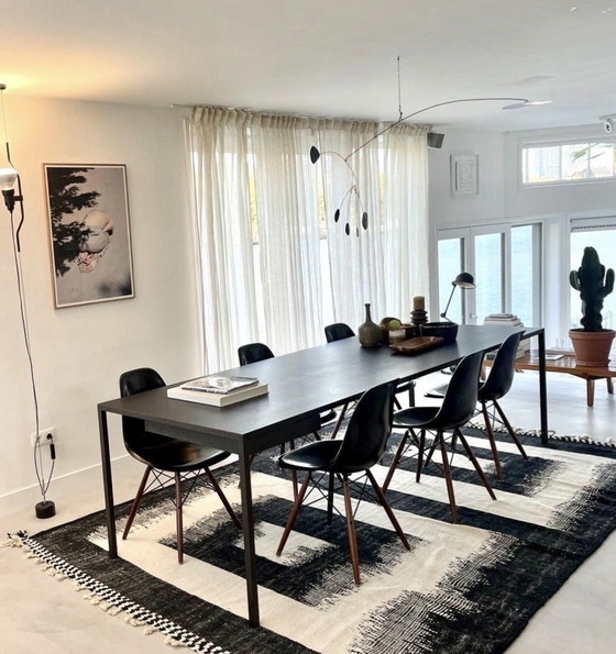 Image 1 of Sillas Eames de fibra de vidrio negras, base de madera de 6 piezas