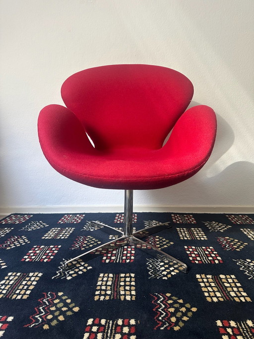 Arne Jacobsen – Swan Chair, swivel armchair with red fabric upholstery