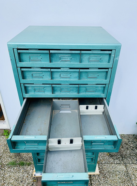 Image 1 of Vintage Staalmeubel kast – Ziekenfonds girokaarten, industrieel erfgoed