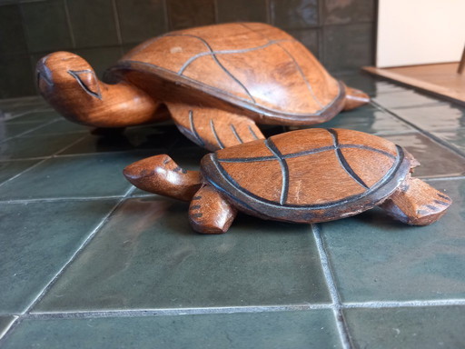 Deux tortues en bois sculptées à la main (mère et enfant)