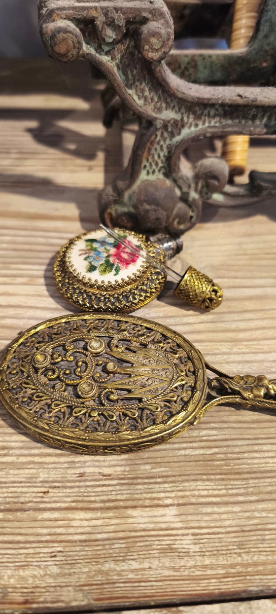 Image 1 of Vintage handspiegel en parfumflesje set.