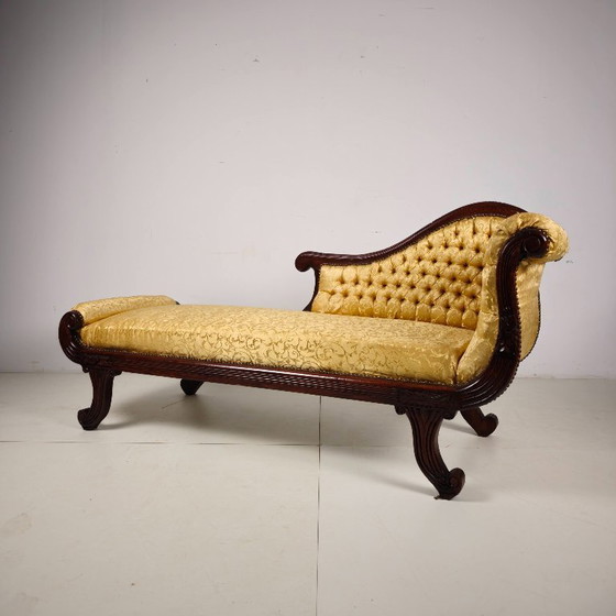 Elegante chaise longue francesa del siglo XIX de nogal macizo con tapicería de damasco dorado. Presenta un (photo 4 of 8)