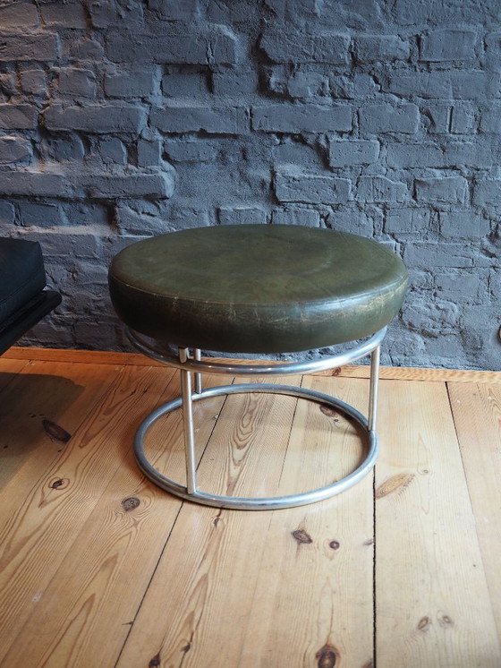 Image 1 of Deux tabourets, sièges, chrome et cuir vert, thème cirque