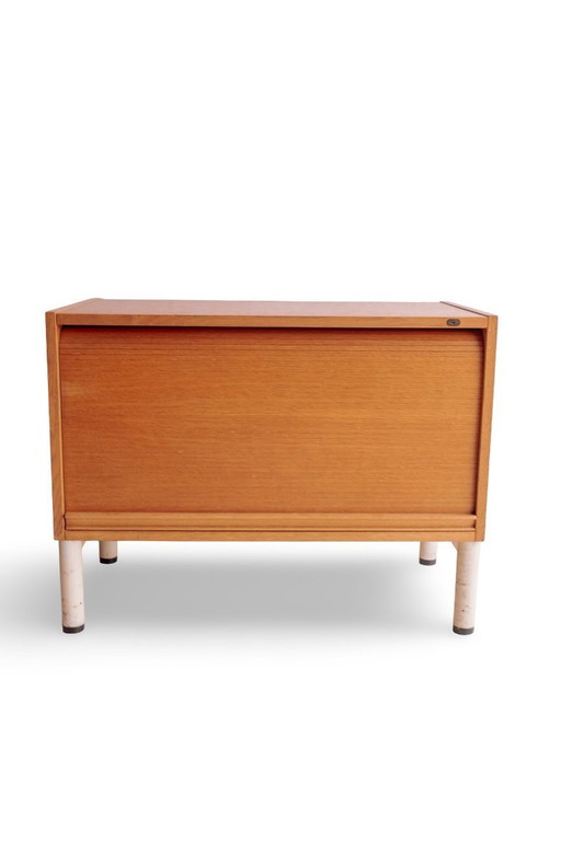 Vintage-Rolltürschrank mit weißem Stahlsockel