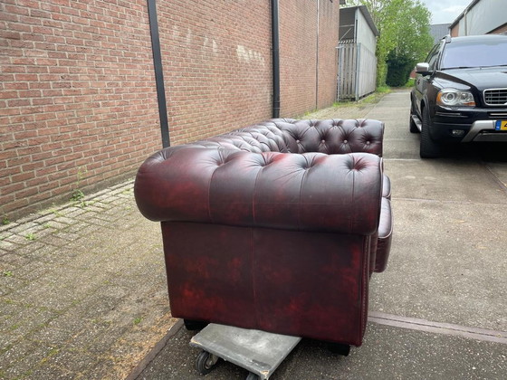 Image 1 of Sofá Chesterfield inglés de cuero color burdeos.