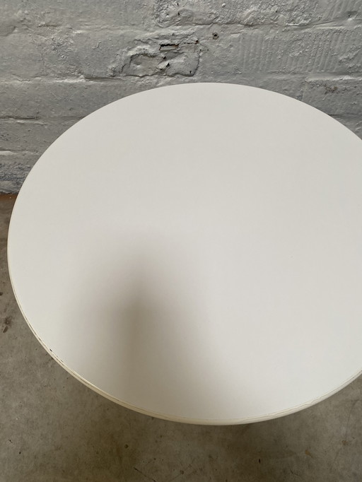 Eero Saarinen tulip table