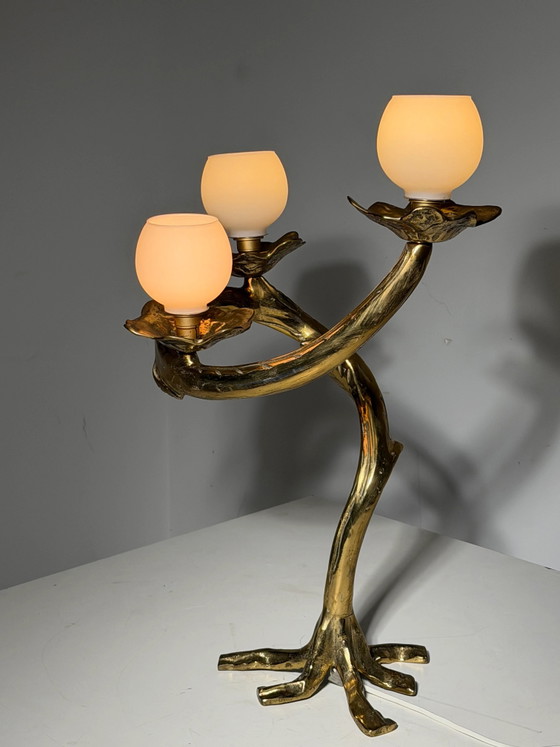Lampada da tavolo scultorea in bronzo con tre paralumi in vetro opalino – 66 cm – Lampade da tavolo (photo 2 of 5)