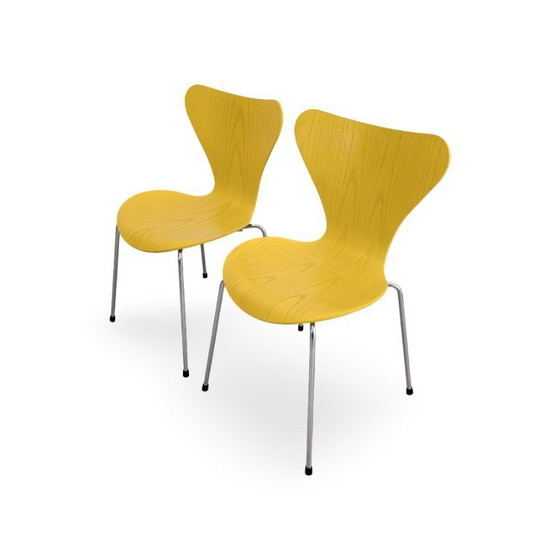 Image 1 of Juego de 2 sillas Fritz Hansen Serie 7, diseño de mediados de siglo, color amarillo, de Arne Jacobsen.