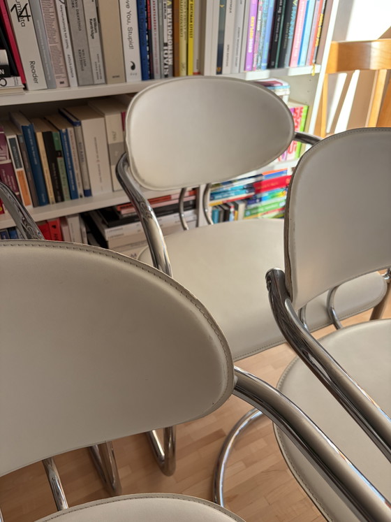 Image 1 of 6 hoogwaardige cantileverstoelen met chromen frame en witte Skai-bekleding.