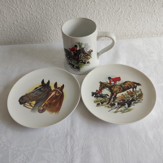 Service en porcelaine Kaiser – Motif chasse / Motif cheval – Pichet et 2 assiettes – Art de la table (photo 6 of 7)