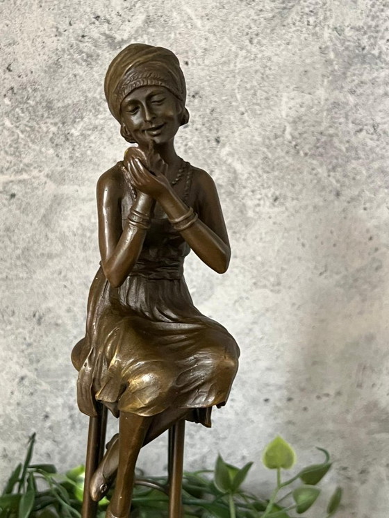 Image 1 of Bronzestatue – Elegante Dame auf einem Hocker im Charleston-Stil