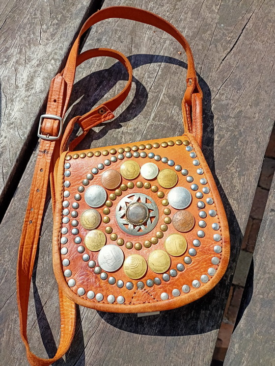 Image 1 of Borsa a tracolla in pelle vintage decorata con vecchie monete
