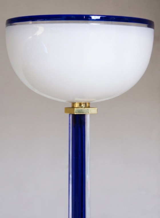 Lampadaire Venini “Tolboi”, verre Murano lattimo et bleu cobalt, signé, Doré (photo 3 sur 6)