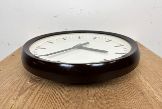 Image 1 of Orologio da parete industriale in bachelite di Pragotron, anni '70