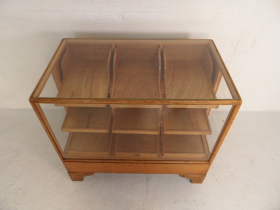 Image 1 of Mostrador antiguo con vitrina de tienda.