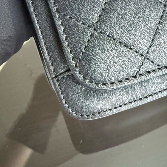 Image 1 of Borsa Chanel Medium CC Box Flap - Pelle di vitello trapuntata nera con finiture argentate, serie 25