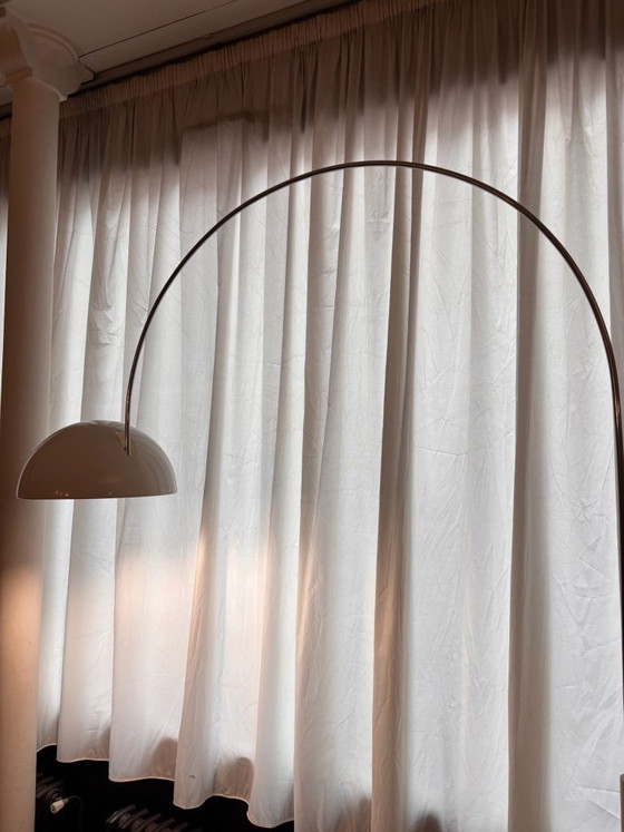 Image 1 of Lampada da terra Coupé Ad Arco Joe Colombo per Oluce, design vintage in cromo bianco