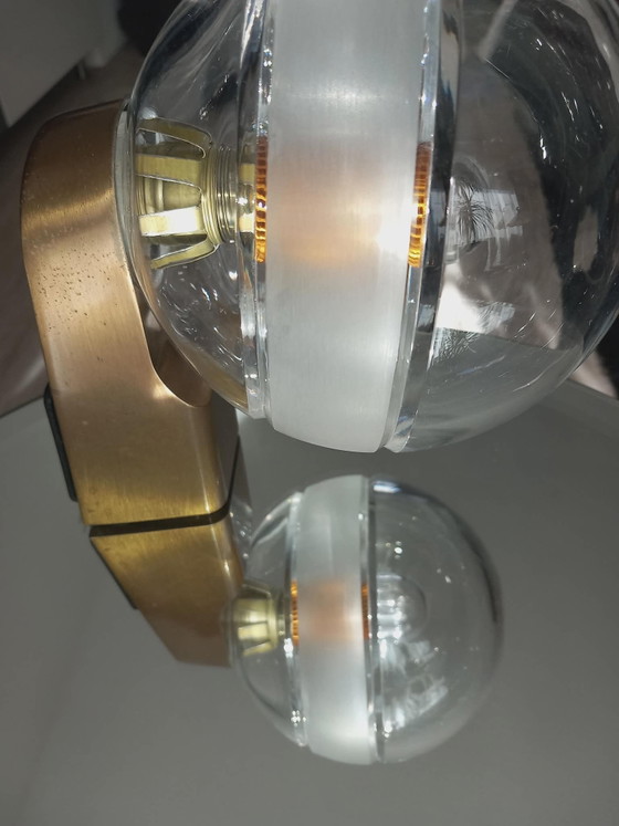 Image 1 of Mid Century Kristalgeslepen Badkamer Spiegel met 2 bolvormige glazen lampen op Massief messing armatuur T+L Royal Duitsland