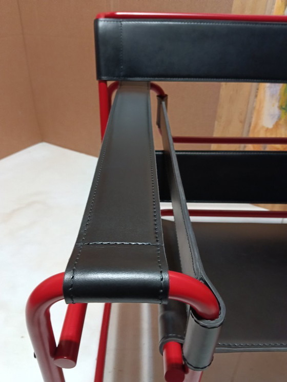 Image 1 of Bolso Knoll Wassily B3 rojo mate, nuevo-usado, en piel negra, de Marcel Breuer.