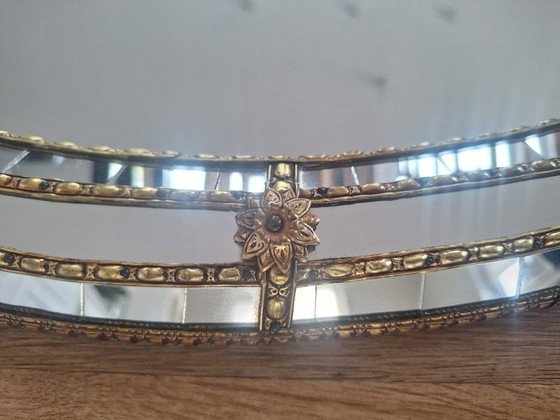 Elegante espejo de pared ovalado de estilo Hollywood Regency con consola de pared de estilo barroco. – Glass (photo 6 of 10)