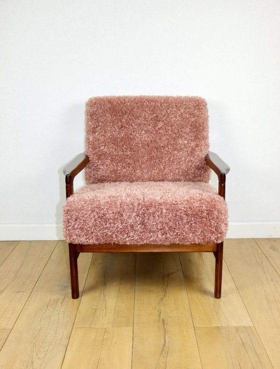 Image 1 of Fauteuil vintage en bois marron, cheveux longs roses, projet Z. Bączyk - 2 exemplaires disponibles