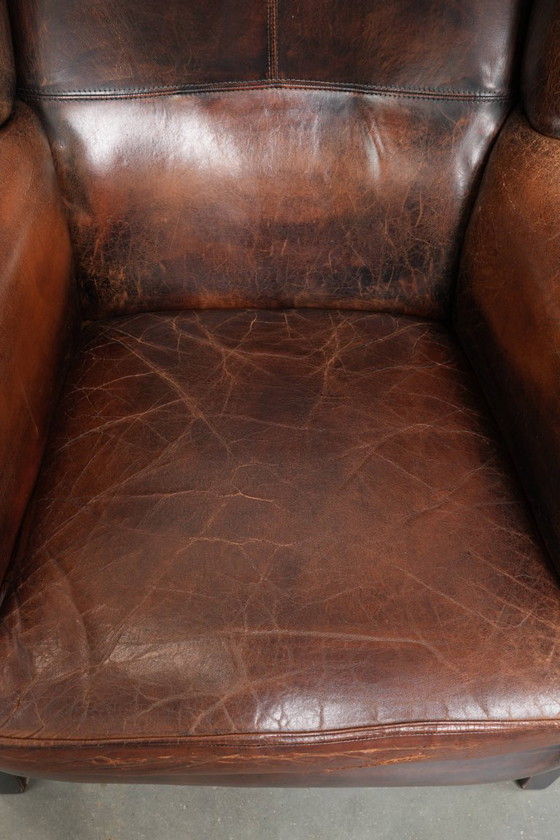 Ruime vintage schapenleren oorfauteuil in een diepe bruine kleur afgewerkt met siernagels – Leather (photo 6 of 17)