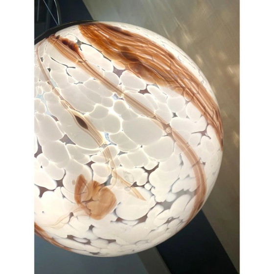 Image 1 of Pendente contemporaneo a forma di macchia bianco latte con sfera marrone in vetro di Murano