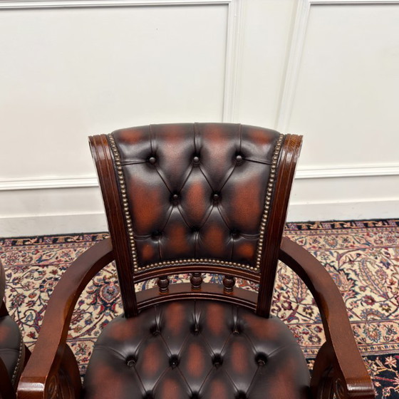 Set di sedie da ufficio Chesterfield inglesi Oxblood – Poltrone, Leather, Wood (photo 6 of 12)