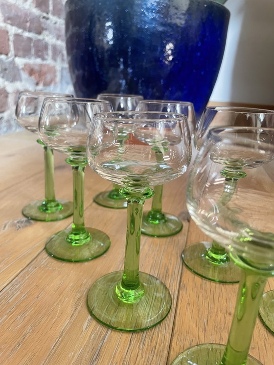 Image 1 of Ensemble de 9 verres à vin/à porto vintage d'Alsace – Verre à l'uranium (14 cm)