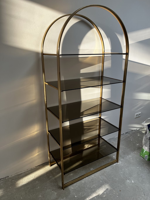 Vintage open vitrinekast van messing met rookglas