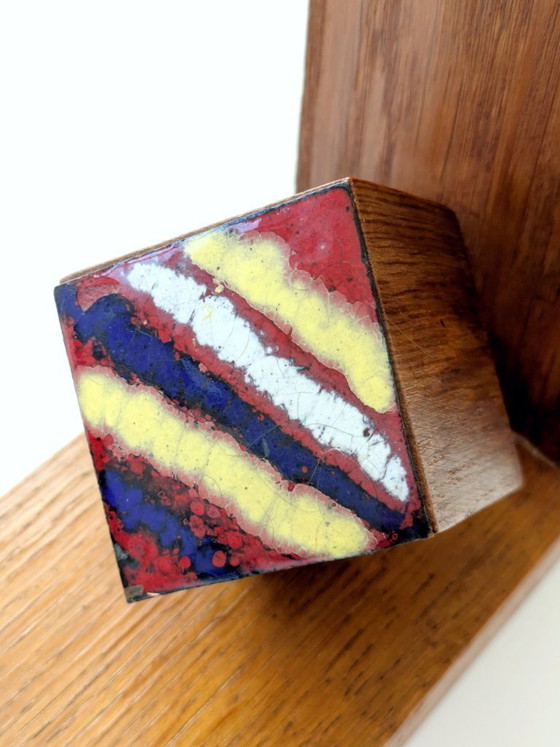 Image 1 of Fermalibri in legno di metà secolo con cubo smaltato, design geometrico modernista, anni '60