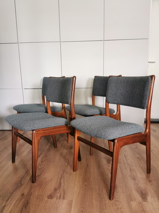 Magnifique ensemble de 4 chaises de salle à manger danoises vintage du milieu du siècle.