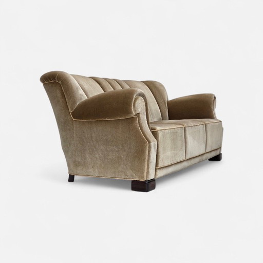 Deense driezitsbank uit de jaren 60, bekleed met groen meubelvelours en voorzien van eikenhouten poten.