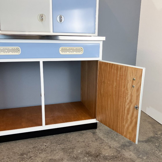 Image 1 of Muebles de cocina, azul pastel y gris claro, estilo años 60, mediados de siglo.