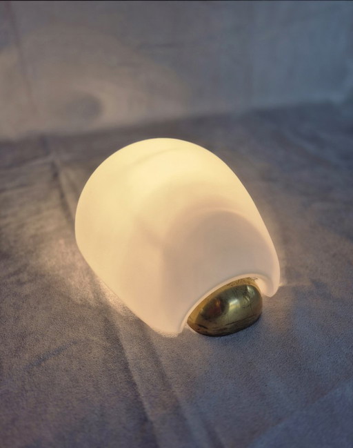 Elegante lampada da parete Peill & Putzler, anni '60, vetro opalino e ottone – Luce calda e soffusa.