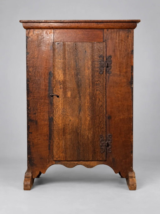 19e-eeuwse houten kast met decoratieve ijzeren scharnieren — 134 × 85 × 42 cm