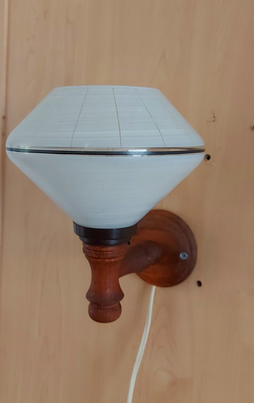 Vintage wandlamp hout met melkglazen kap