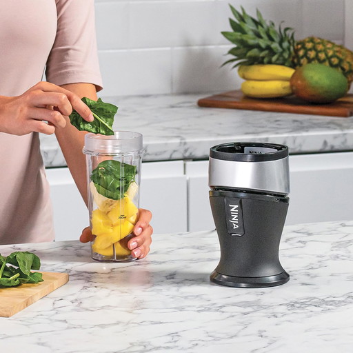 Ninja 700W Mixeur Slim et Smoothie Maker, 2x 470ml gobelets avec couvercles à bec, mixeur personnel, écrase la glace et les frui