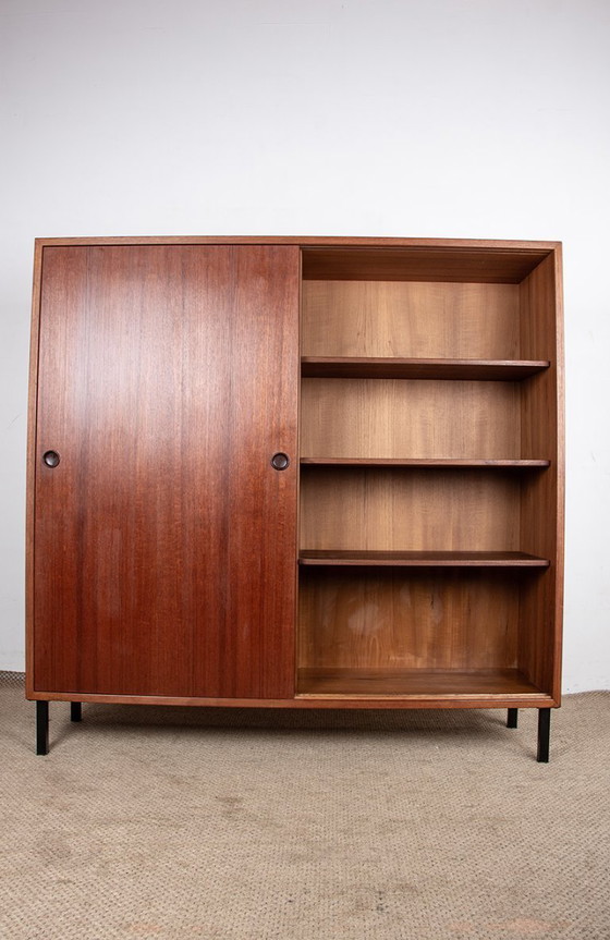 Image 1 of Biblioteca, estantería cerrada, teca danesa, obra de Borge Mogensen para Karl Andersson & Söner, 1960.
