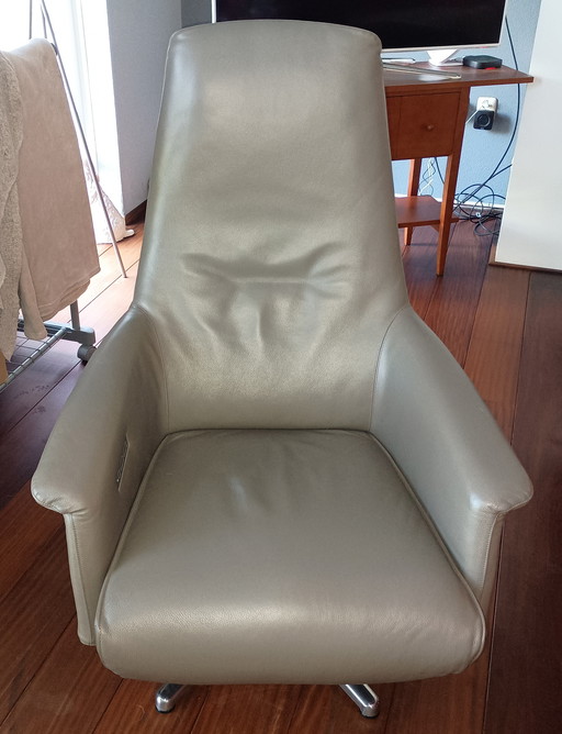 Taupe leather recliner with battery Small