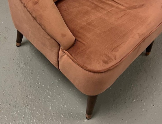 Image 1 of Poltrona in velluto rosa MADE.com