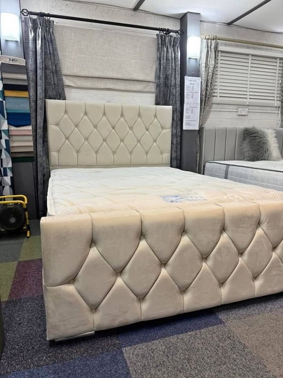 Image 1 of Gloednieuw bed van 160x200 cm met matras.