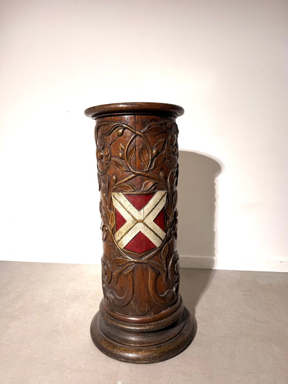 Socle héraldique en chêne sculpté du XVIIIe siècle – Tables d'appoint (photo 3 of 7)