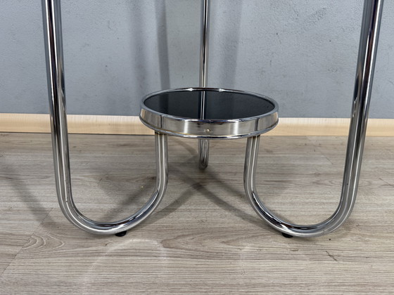 Image 1 of Table d'appoint Art déco intemporelle - chrome et verre noir