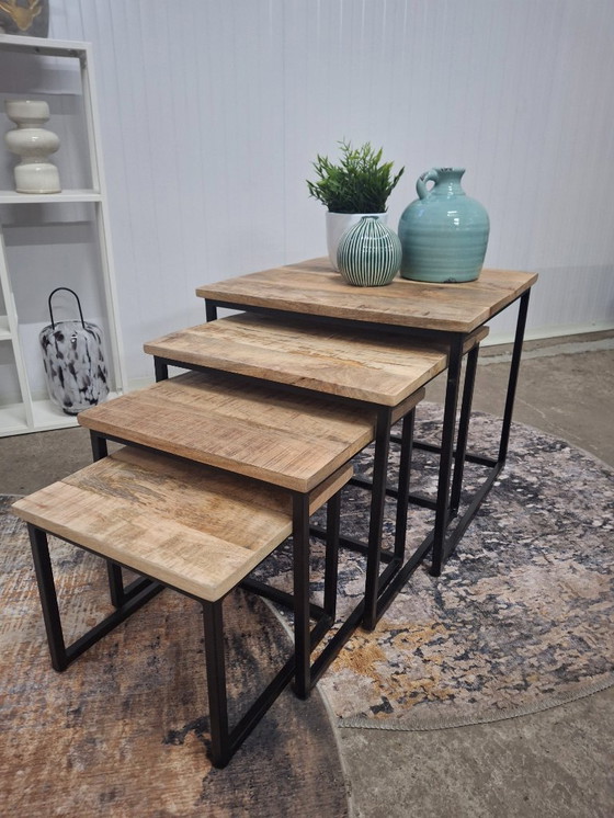 Image 1 of Ensemble de 4 tables basses en bois de manguier et métal, neuves